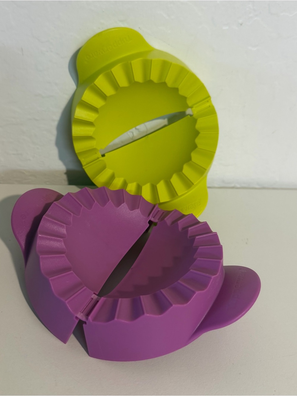 Tupperware Reusable Round Dumpling empanadas Maker Press Set 2pc Purple Green 5”